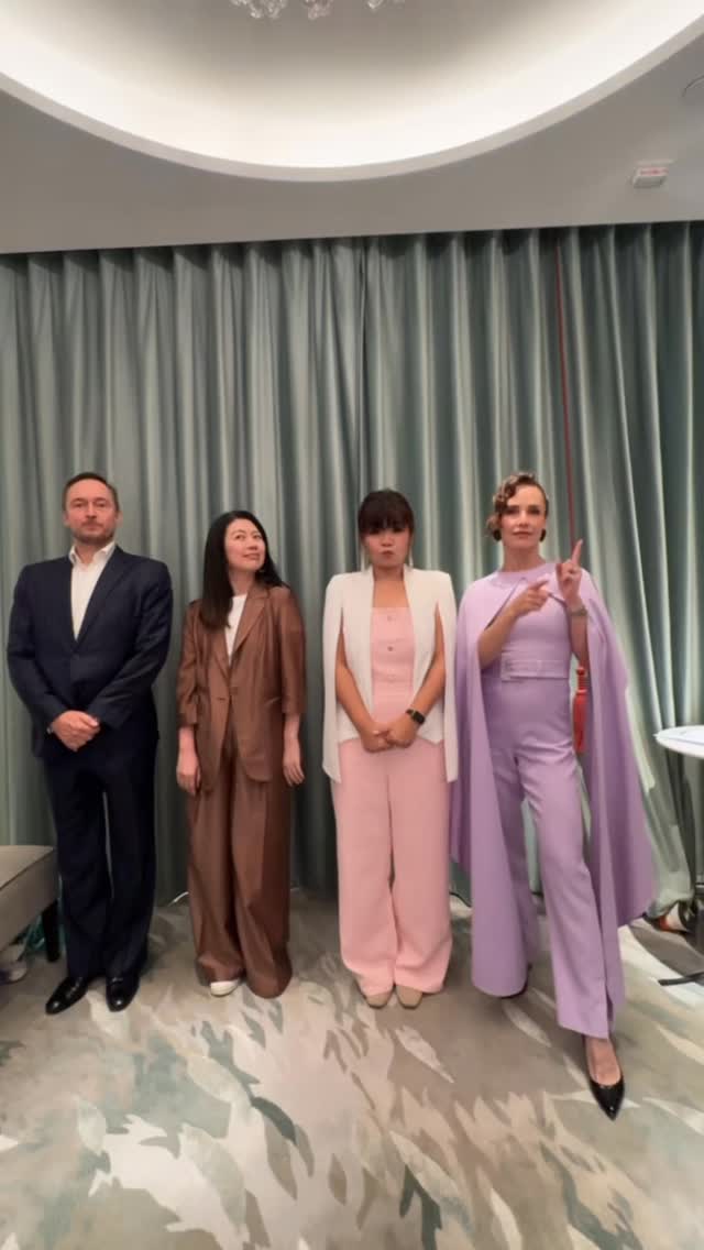 Behind the scenes magic at the ball! ✨✨ Our fabulous hosts Miss Katya & Miss Alyson bringing all the glam, with the one and only Mr. Klaus keeping the vibes alive! 💃🕺 And a surprise special guest all the way from Brunei - @ballroombeesbn showing off those dance moves backstage! 💫👯♂️
#BallroomBees #DanceFamily #BehindTheScenes #BallroomMagic #InternationalVibes