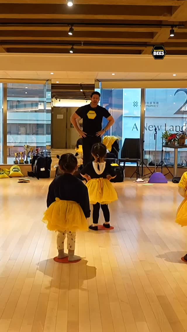 Ever wonder what “confidence in motion” looks like? ✨
Our 3-4 year olds aren’t just learning to jump and step; they’re learning to take up space and be proud of themselves. From high-energy jumps to singing at the top of their lungs, we celebrate every “Well done me!” moment.
📍 Catch this GrowingBees (3-4 yrs) class every Thursday at Momentum Steps, Tsim Sha Tsui
🐝 We ALSO have class running ALL across Hong Kong, making it easy for your little ones to get moving!
Don’t let your child miss out on the fun, the friendships, and the foundation for a lifetime of confidence.
📩 Contact us for more information or DM to book a trial!
Join the BallroomBees family today! 🐝💛
#BallroomBees #ChildDevelopment #DanceHongKong #GrowingBees #ConfidenceInMotion