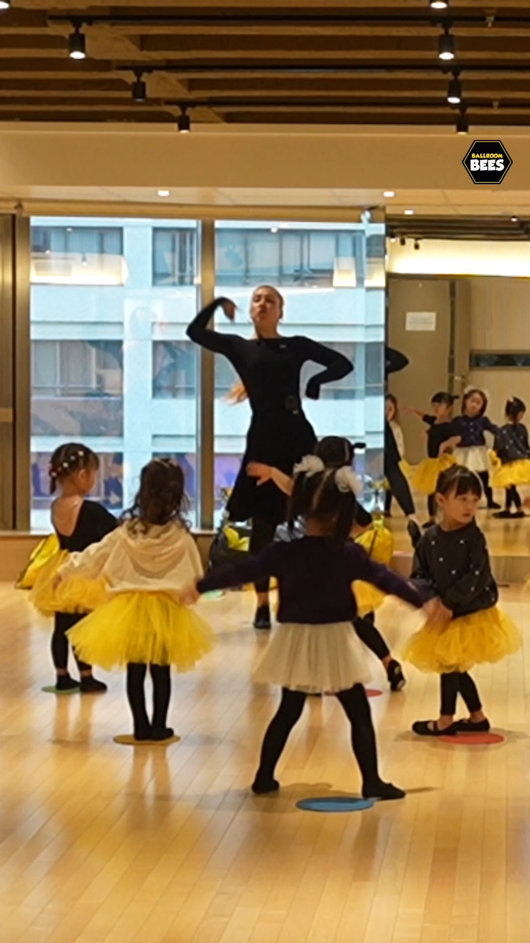 POV: You’re a GrowingBee and the world is just one big dance floor 🐝

There’s something so magical about seeing dance through their eyes. From down here, every step is a giant leap and every grown-up looks like a skyscraper! Watch our GrowingBees navigate the big wide world of movement

#BallroomBees #BallroomBeesClass #POV #kidspov #kidsdancing